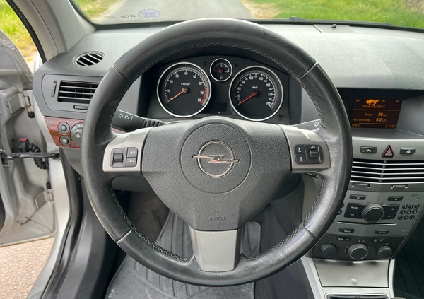 Opel Astra cena 11900 przebieg: 165000, rok produkcji 2005 z Sochaczew małe 497